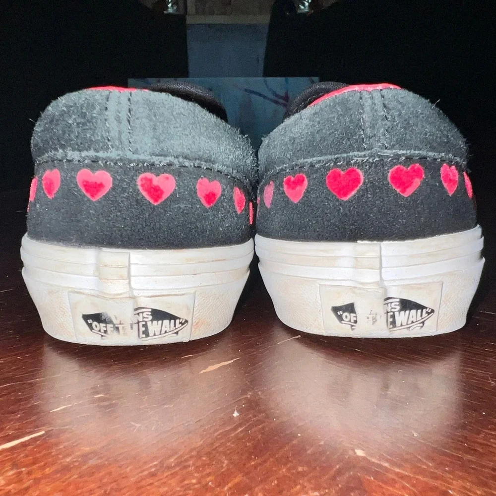 Vans Kids Classic Slip-On Black Suede Red Embroidered Hearts Sneakers Size 2.5Y